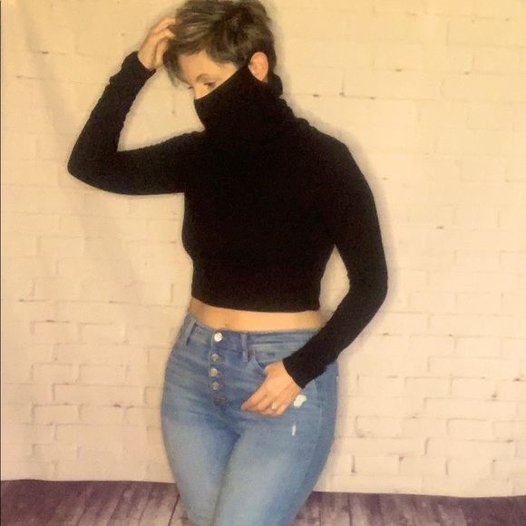 HOST PICK mask/cowl neck crop top - Picture 4 of 13